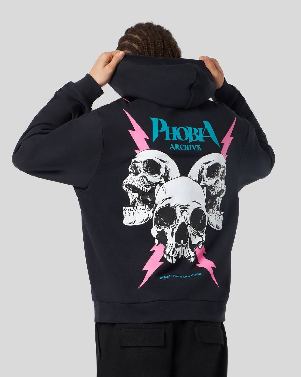 Phobia Archive FELPA NERA CON GRAFICA SCREAMING SKULLS ROSA Soddisfazione Garantita
