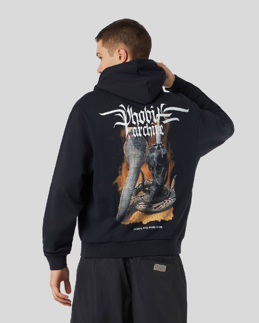 Phobia Archive FELPA NERA CON GRAFICA FIERY COBRA ARANCIONE Consegna Veloce