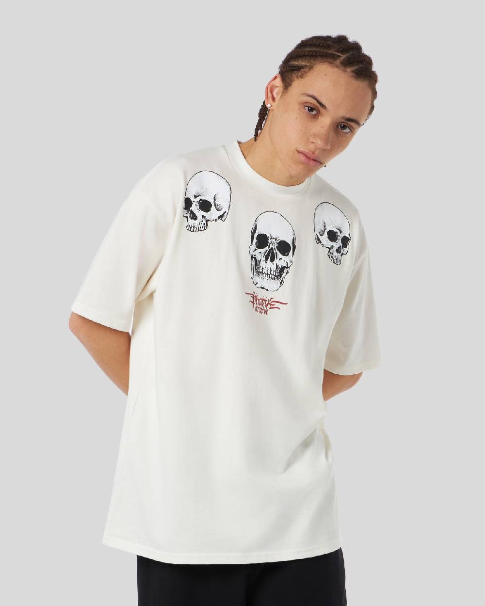 Phobia Archive T-SHIRT BIANCA CON GRAFICA TRIPLE SKULL ROSSA Latest stili